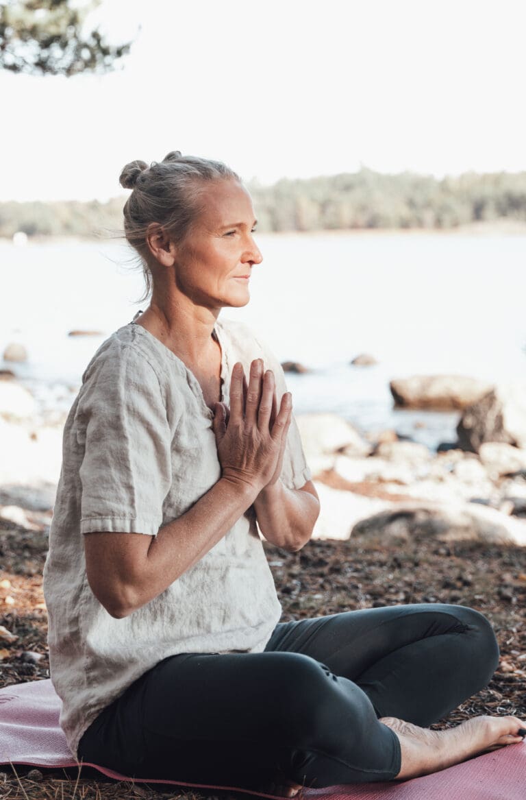 Agneta Wennerbo i meditation vid havet