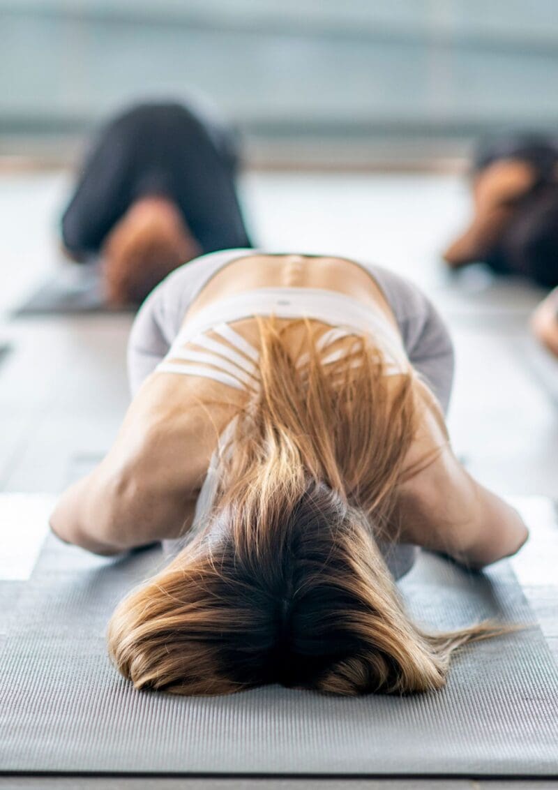 Yogaklass som vilar på mattorna